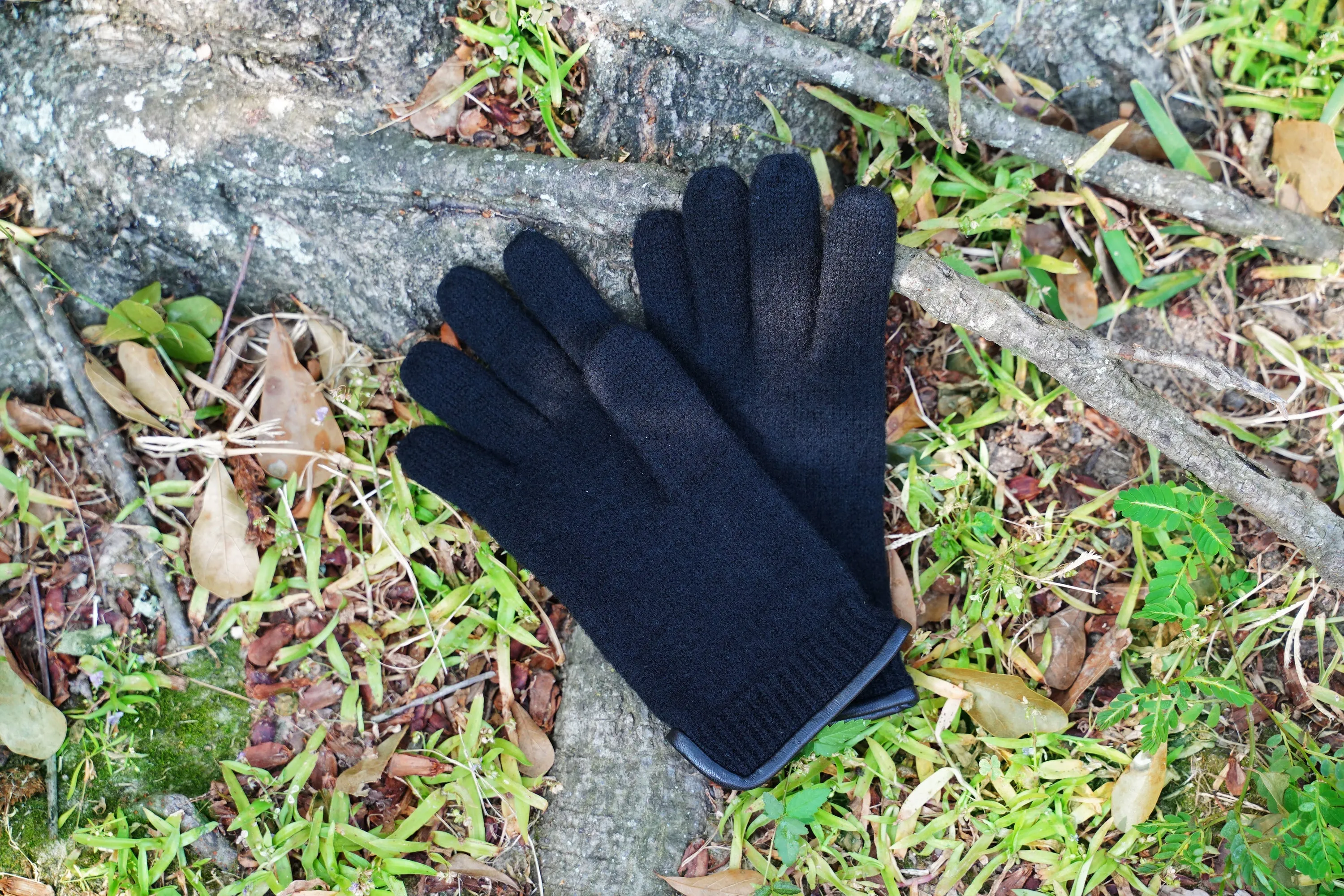 100% Virgin Wool Unisex Gloves with Genuine Leather Trim