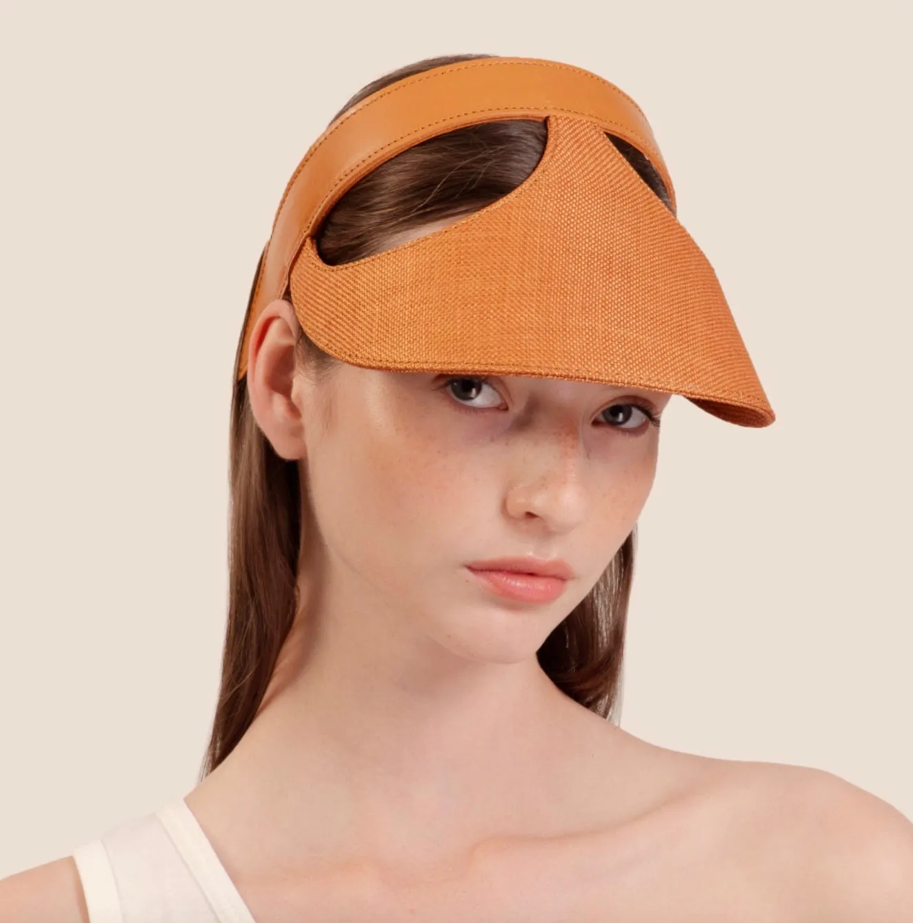 Lia Camel  | Visor