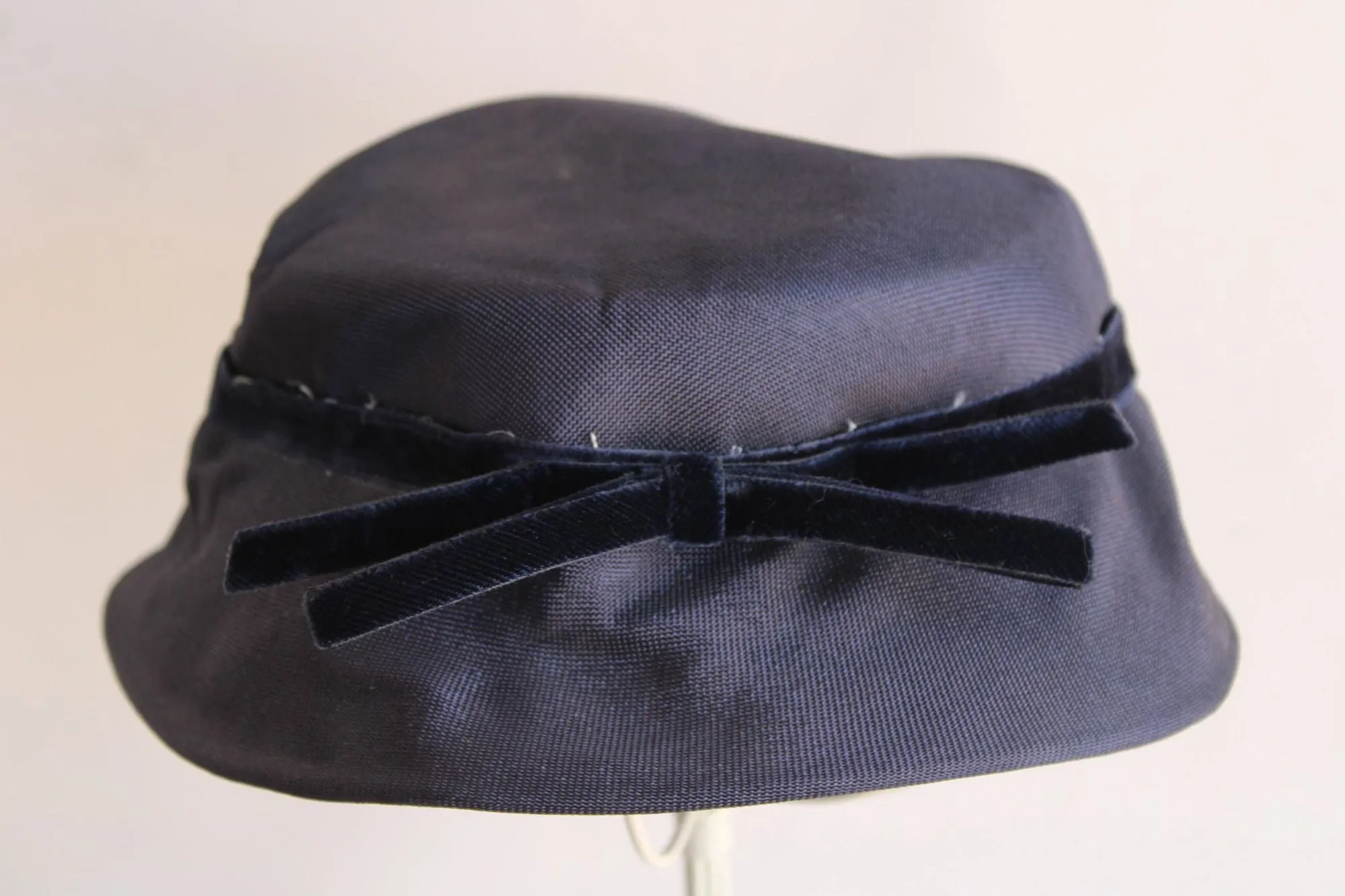 Vintage 1940s 1950's Navy Blue Silk and Velvet Cloche Hat