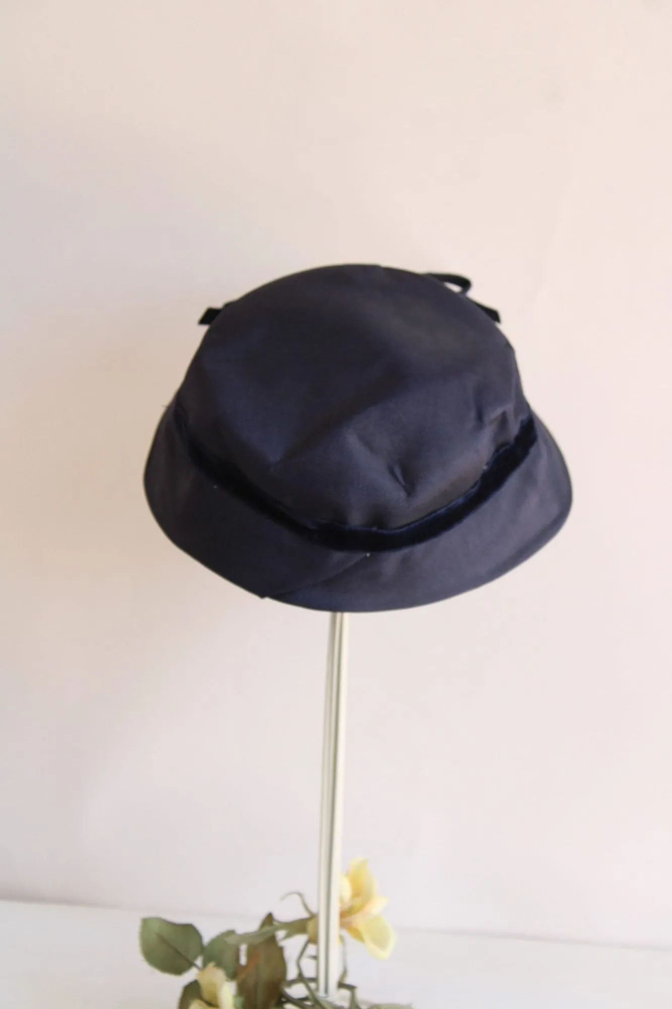 Vintage 1940s 1950's Navy Blue Silk and Velvet Cloche Hat