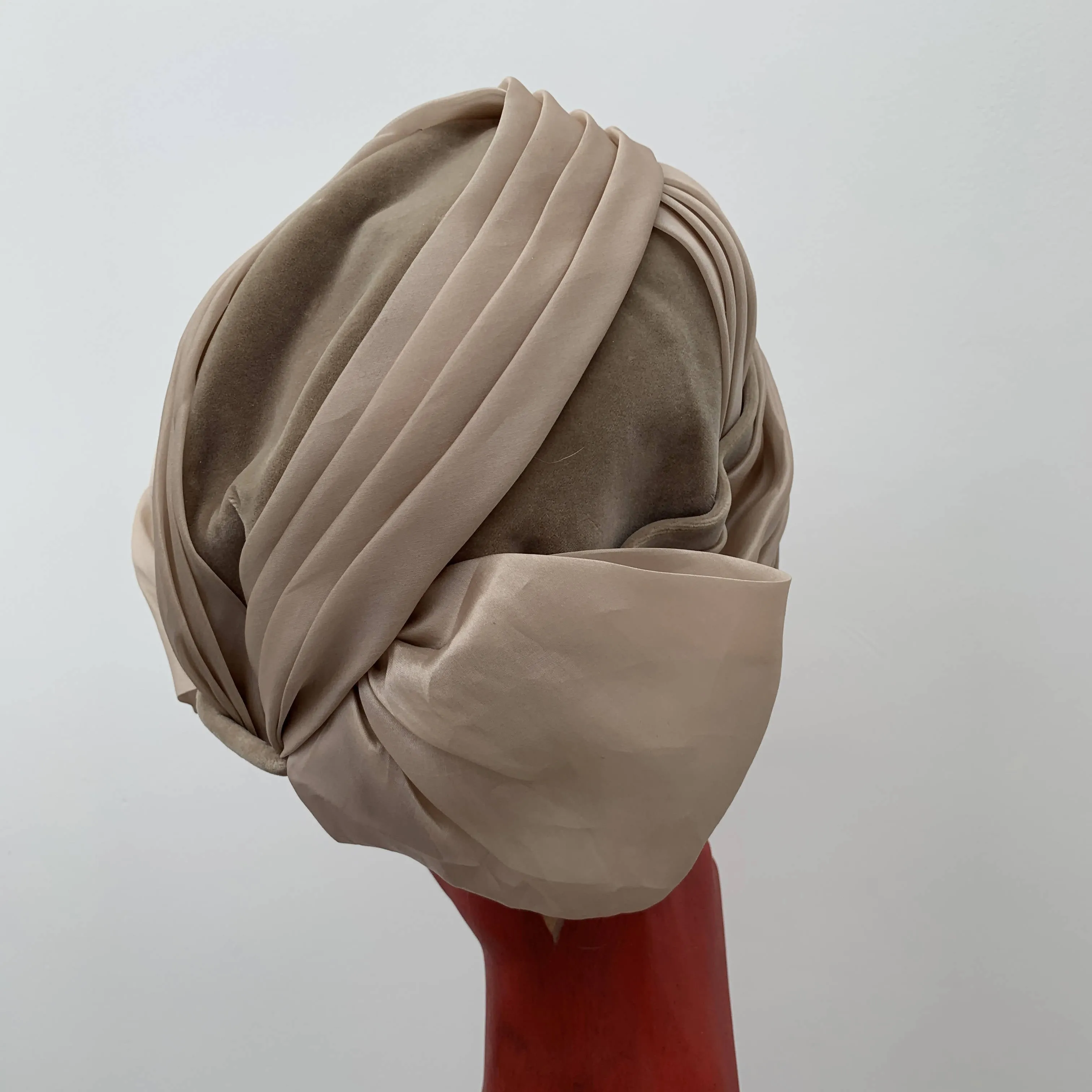 Vintage beige cloche hat by Trikki